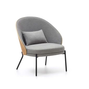 Ontdek de Kave Home Eamy fauteuil met ronde essenhouten rugleuning en delicate metalen poten. Verkrijgbaar in diverse afwerkingen en bekledingen voor stijl en comfort.