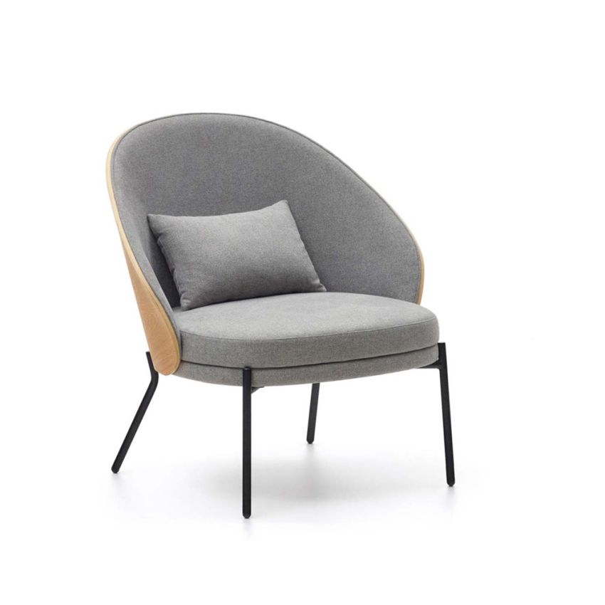 Ontdek de Kave Home Eamy fauteuil met ronde essenhouten rugleuning en delicate metalen poten. Verkrijgbaar in diverse afwerkingen en bekledingen voor stijl en comfort.