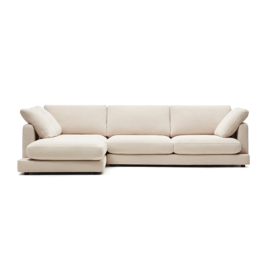 Ontdek de Kave Home Gala bank met royale chenille zittingen en afneembare kussens. Comfortabel, stijlvol en duurzaam voor elke woonkamer.