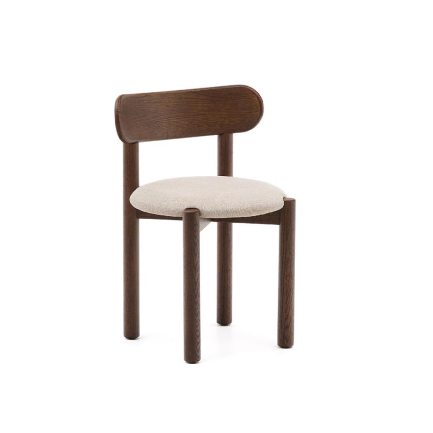 Ontdek de Kave Home Nebai eetstoel met royale proporties, robuuste vormen en comfortabele rugleuning. Trendy, stijlvol en ideaal voor elke eetruimte.