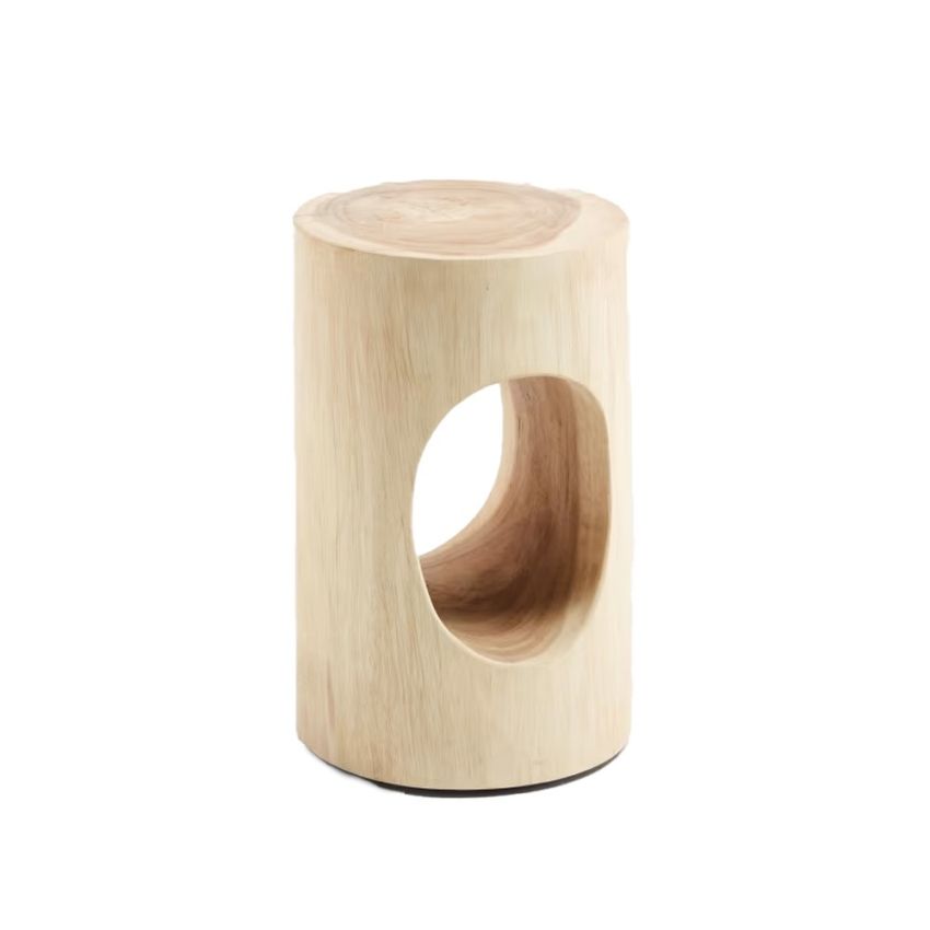 Ontdek bijzettafel Halker van Kave Home, gemaakt van massief en duurzaam rain tree hout. Elke tafel is uniek in vorm, nerf en kleur.
