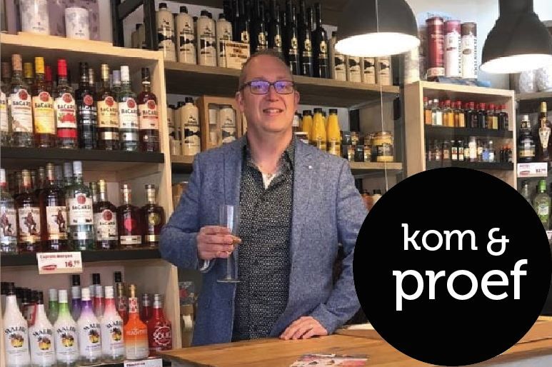 Met een wijntje op de bank